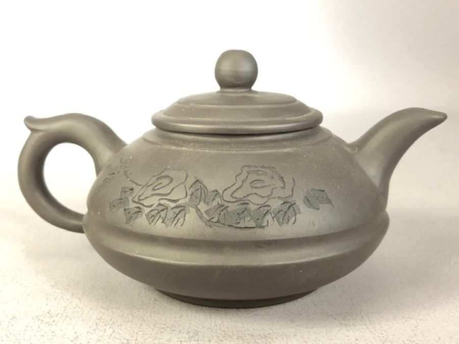 Boxed Yixing Chinese teapot with impressed character marks to base - Image 3 of 9