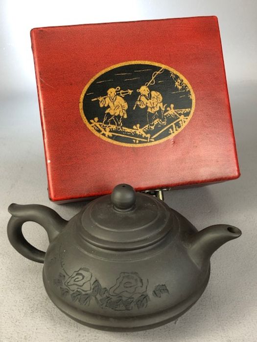 Boxed Yixing Chinese teapot with impressed character marks to base - Image 2 of 9