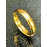 22ct Gold wedding ring approx size 'P' & 5.8g
