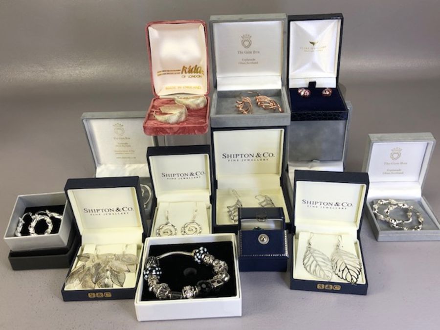 Collection of boxed modern 925 silver jewellery including a Pandora charm bracelet, approx 13 sets - Image 4 of 5