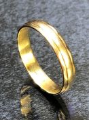 18ct Gold ring approx size 'S' & 3.2g