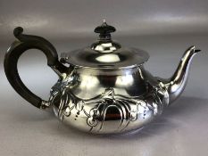 Edwardian Hallmarked Silver teapot London 1905 (total weight approx 292g)