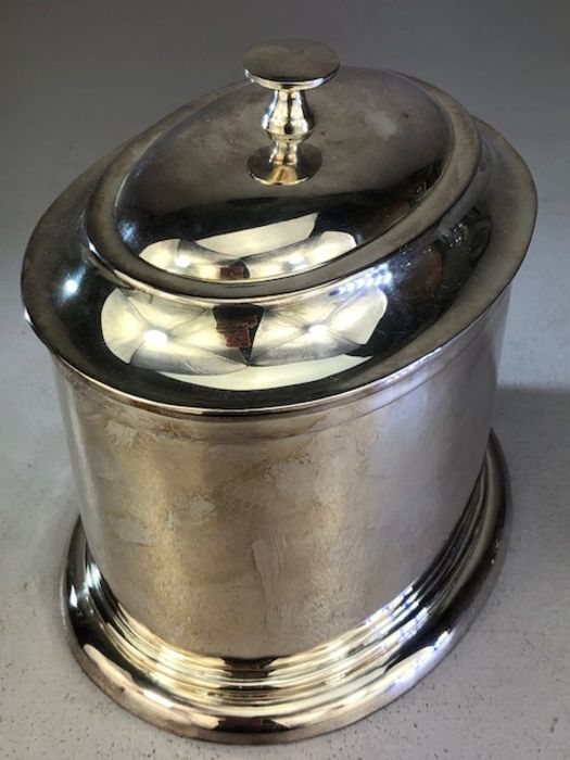 Oval Silver plated Biscuit barrel with lid stamped to base Claridge A (approx 16cm tall) - Image 2 of 5