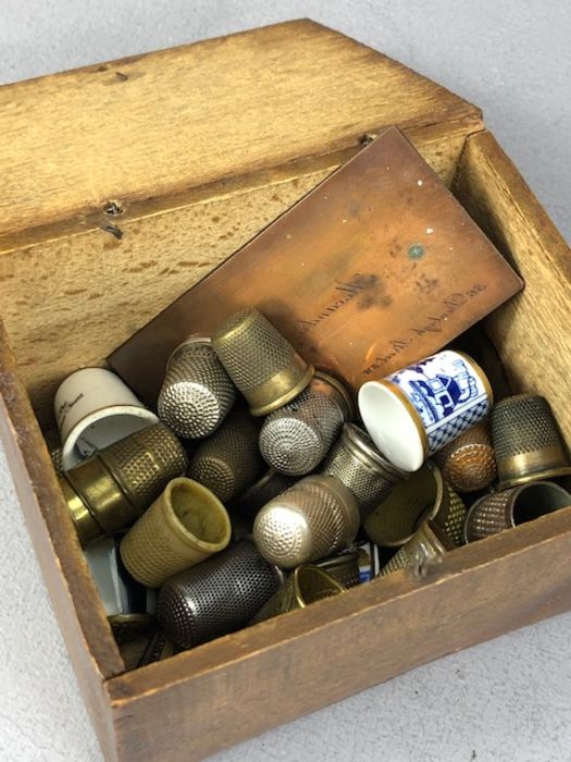 Collection of circa 36 thimbles, in a variety of materials, of varying ages and designs, in wooden - Image 5 of 5