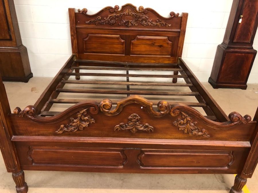 Carved wooden bed frame, approx 160cm wide (A/F) - Image 5 of 5