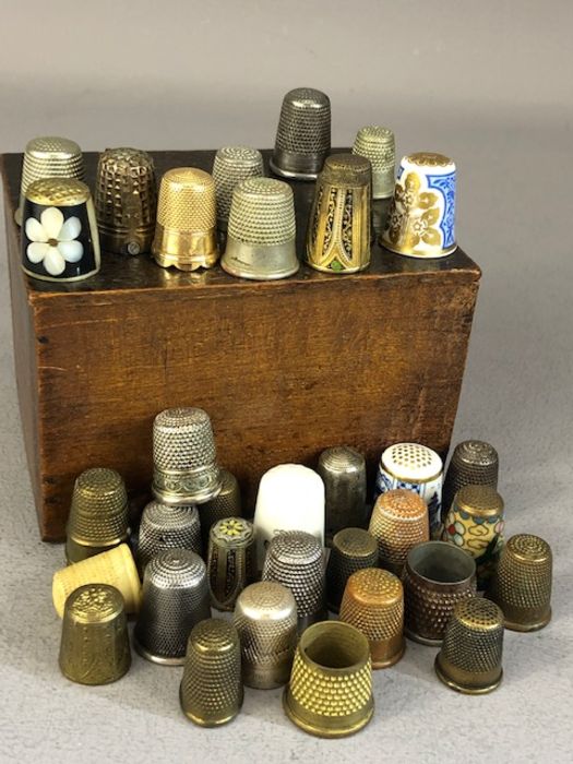 Collection of circa 36 thimbles, in a variety of materials, of varying ages and designs, in wooden - Image 2 of 5