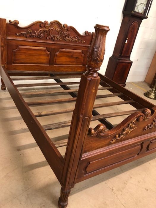 Carved wooden bed frame, approx 160cm wide (A/F) - Image 3 of 5