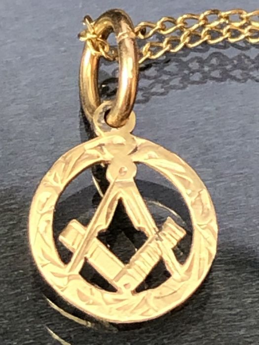 Fine 9ct Gold chain with hallmarked 9ct Masonic pendant total weight approx 2.6g - Image 2 of 3