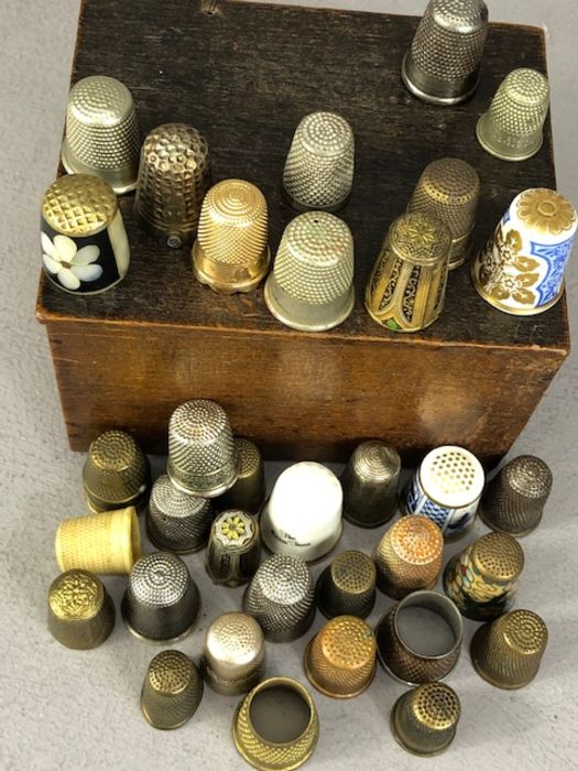 Collection of circa 36 thimbles, in a variety of materials, of varying ages and designs, in wooden - Image 3 of 5