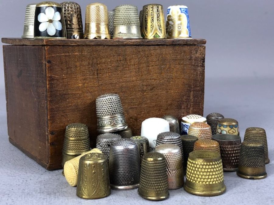 Collection of circa 36 thimbles, in a variety of materials, of varying ages and designs, in wooden - Image 4 of 5