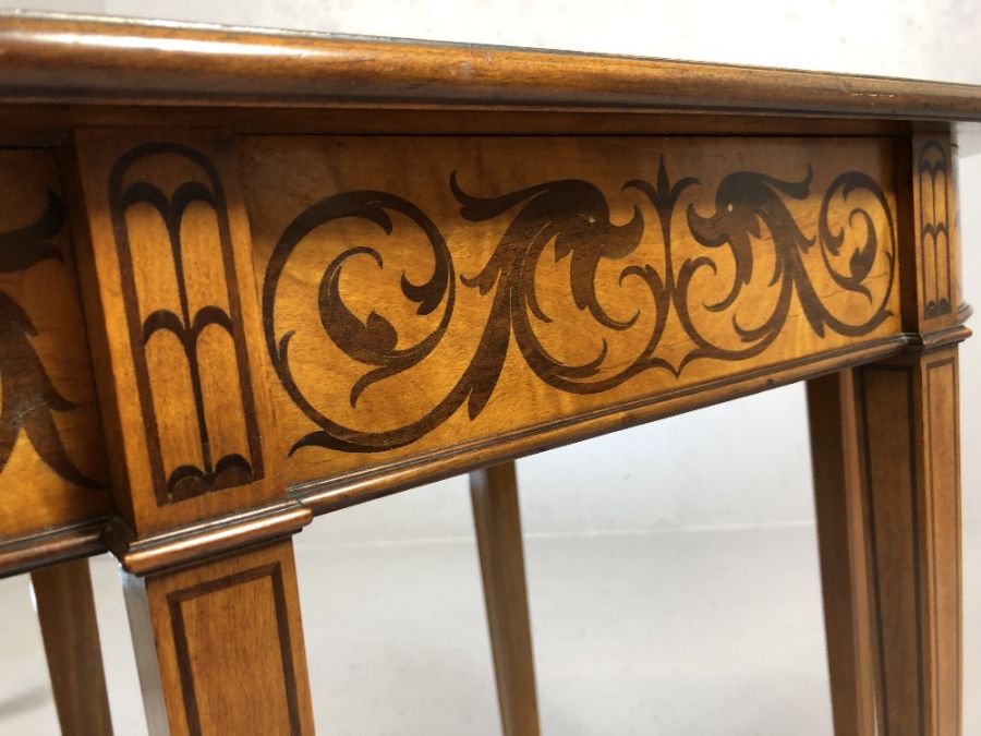 Inlaid occasional table of oval form with inlaid and six tapering legs, approx 81cm x 42cm x 69cm - Image 7 of 7