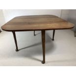 Drop leaf table on turned Queen Anne legs, approx 122cm wide