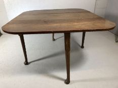 Drop leaf table on turned Queen Anne legs, approx 122cm wide