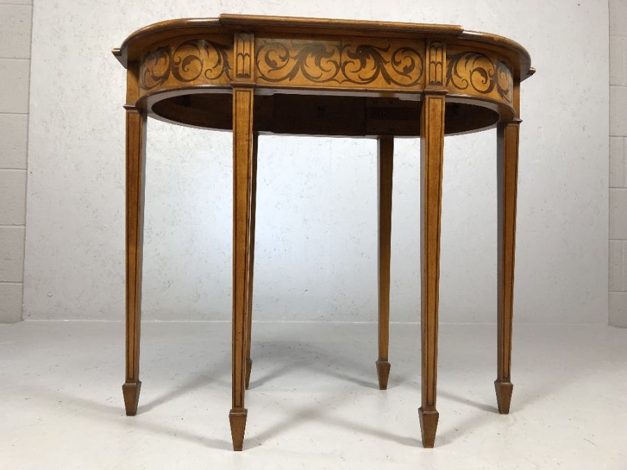 Inlaid occasional table of oval form with inlaid and six tapering legs, approx 81cm x 42cm x 69cm - Image 3 of 7