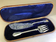 Victorian Solid Silver leather cased fish serving set of knife (approx 179g) and fork (approx 99g)