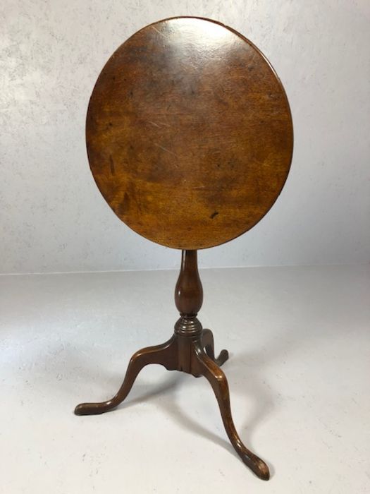 Antique Tilt Top Oak wine table on tripod splayed feet - Image 4 of 5