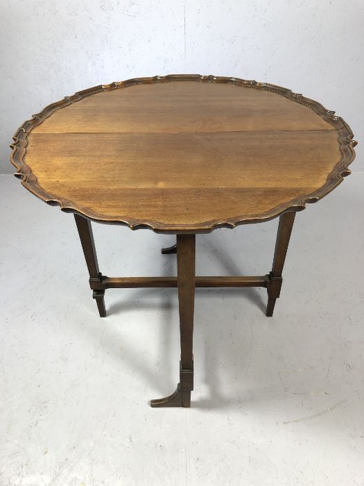 Edwardian mahogany folding occasional table with circular folding top and pie crust border, made