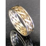 9ct two tone Gold ring with twisted central design size 'R' & approx 3g