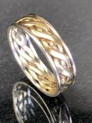 9ct two tone Gold ring with twisted central design size 'R' & approx 3g