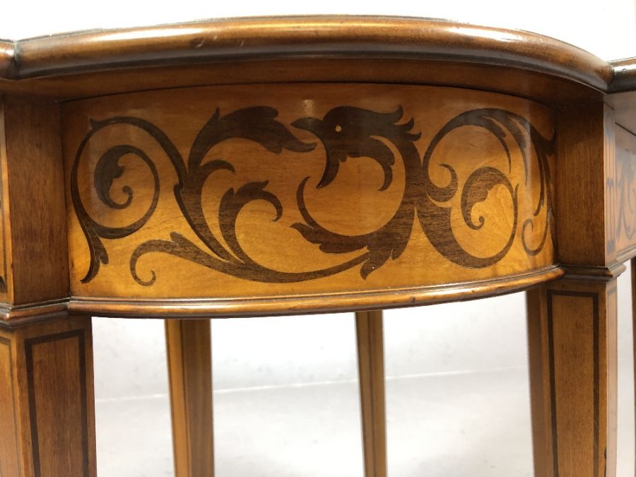 Inlaid occasional table of oval form with inlaid and six tapering legs, approx 81cm x 42cm x 69cm - Image 6 of 7