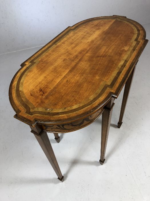 Inlaid occasional table of oval form with inlaid and six tapering legs, approx 81cm x 42cm x 69cm - Image 4 of 7