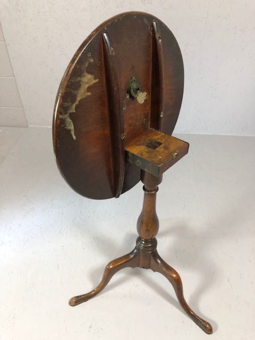 Antique Tilt Top Oak wine table on tripod splayed feet - Image 3 of 5