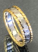 Two colour 18ct gold ring with diamond design approx size 'O' approx 3.9g