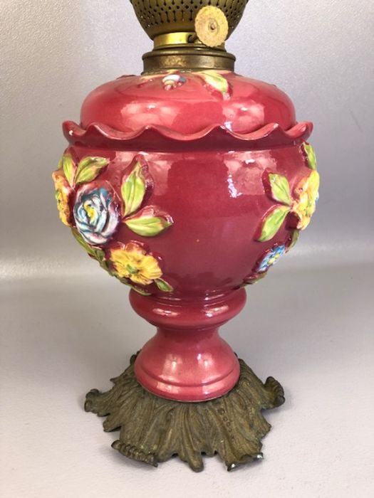 Victorian brass and ceramic oil lamp with floral design, metal foliate base, opalescent shade and - Image 3 of 5