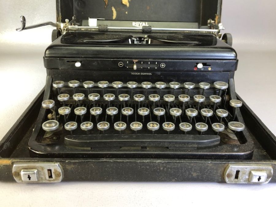 Vintage 'Royal' portable typewriter in case - Image 2 of 6