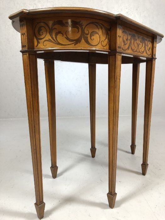 Inlaid occasional table of oval form with inlaid and six tapering legs, approx 81cm x 42cm x 69cm - Image 5 of 7