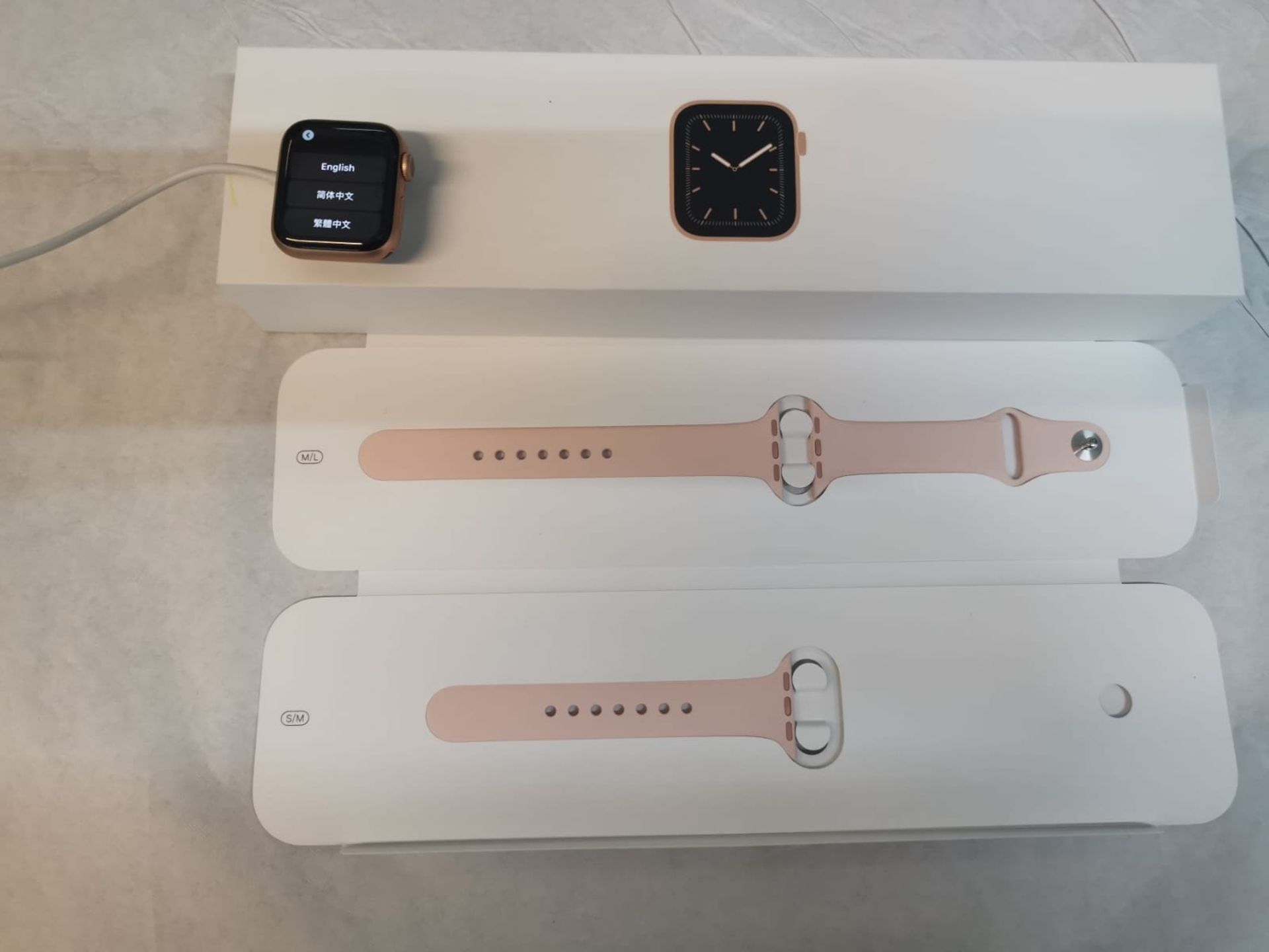 1 BOXED APPLE WATCH SERIES 5 GPS MODEL MWV72B/A (A2092) 40MM GOLD ALUMINUM CASE PINK SAND SPORT BAND