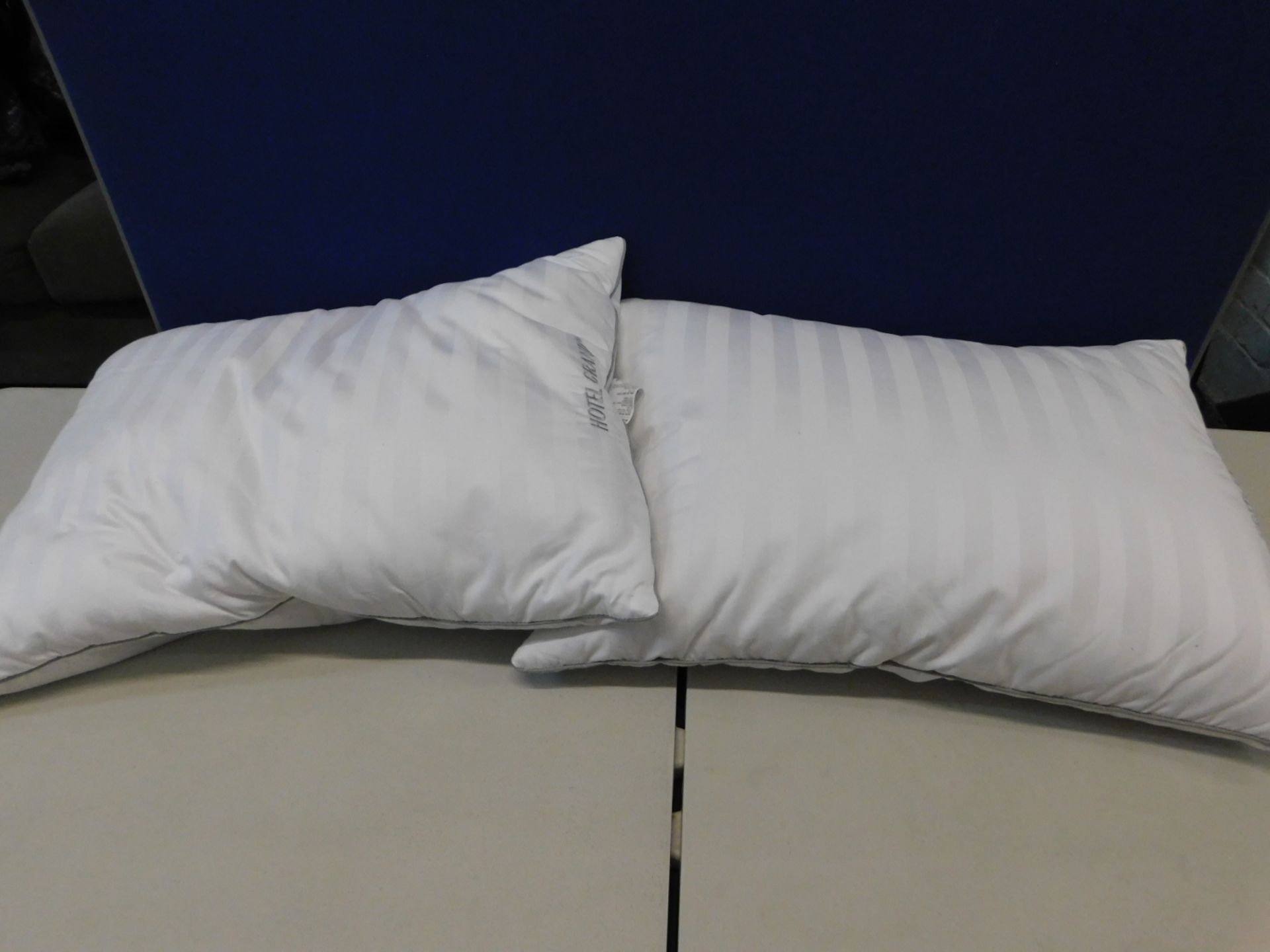 2 HOTEL GRAND DOUBLE TOP GOOSE FEATHER & GOOSE DOWN PILLOWS RRP Â£39.99