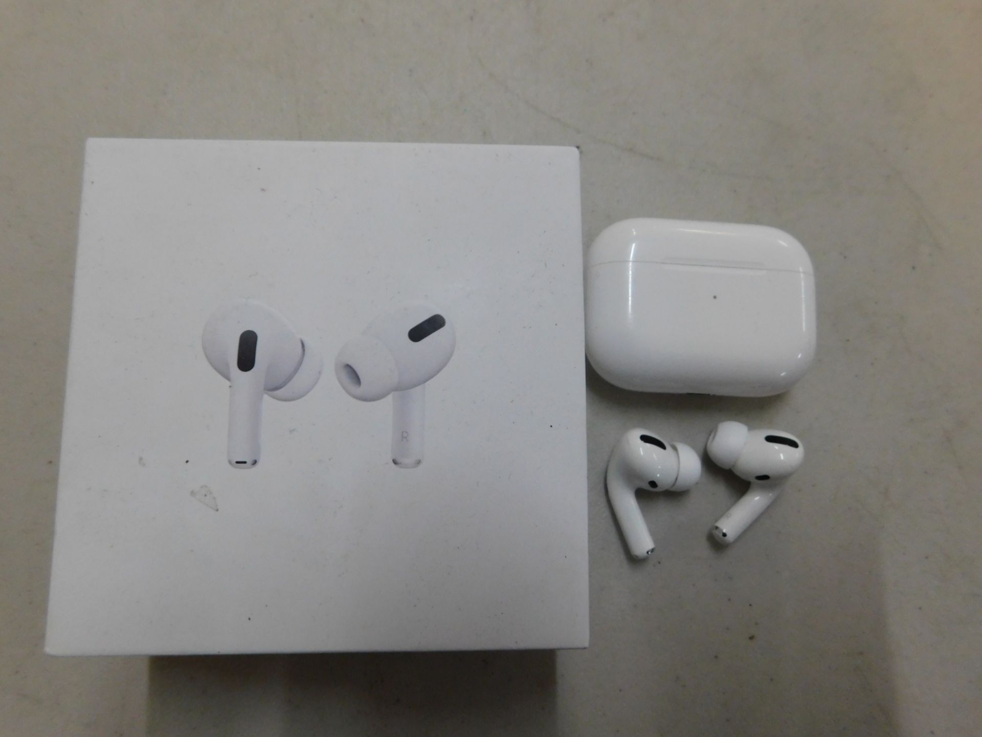 1 BOXED PAIR OF APPLE AIRPODS PRO BLUETOOTH EARPHONES WITH WIRELESS CHARGING CASE RRP Â£239.99