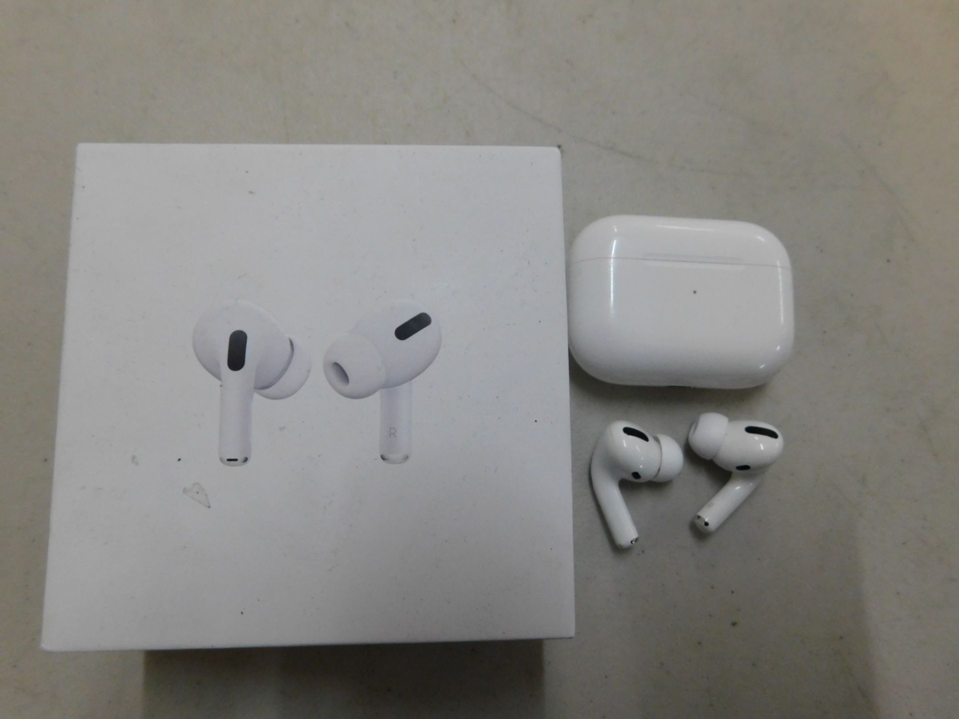 1 BOXED PAIR OF APPLE AIRPODS PRO BLUETOOTH EARPHONES WITH WIRELESS CHARGING CASE RRP Â£239.99