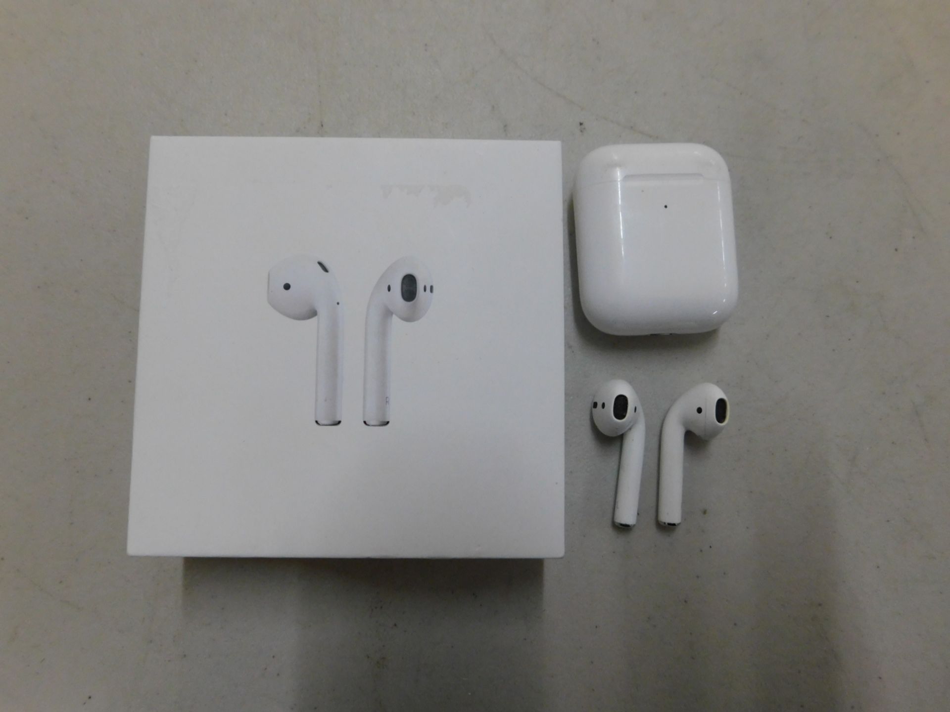 1 BOXED PAIR OF APPLE AIRPODS 2ND GENERATION BLUETOOTH EARPHONES WITH WIRLESS CHARGING CASE RRP Â£