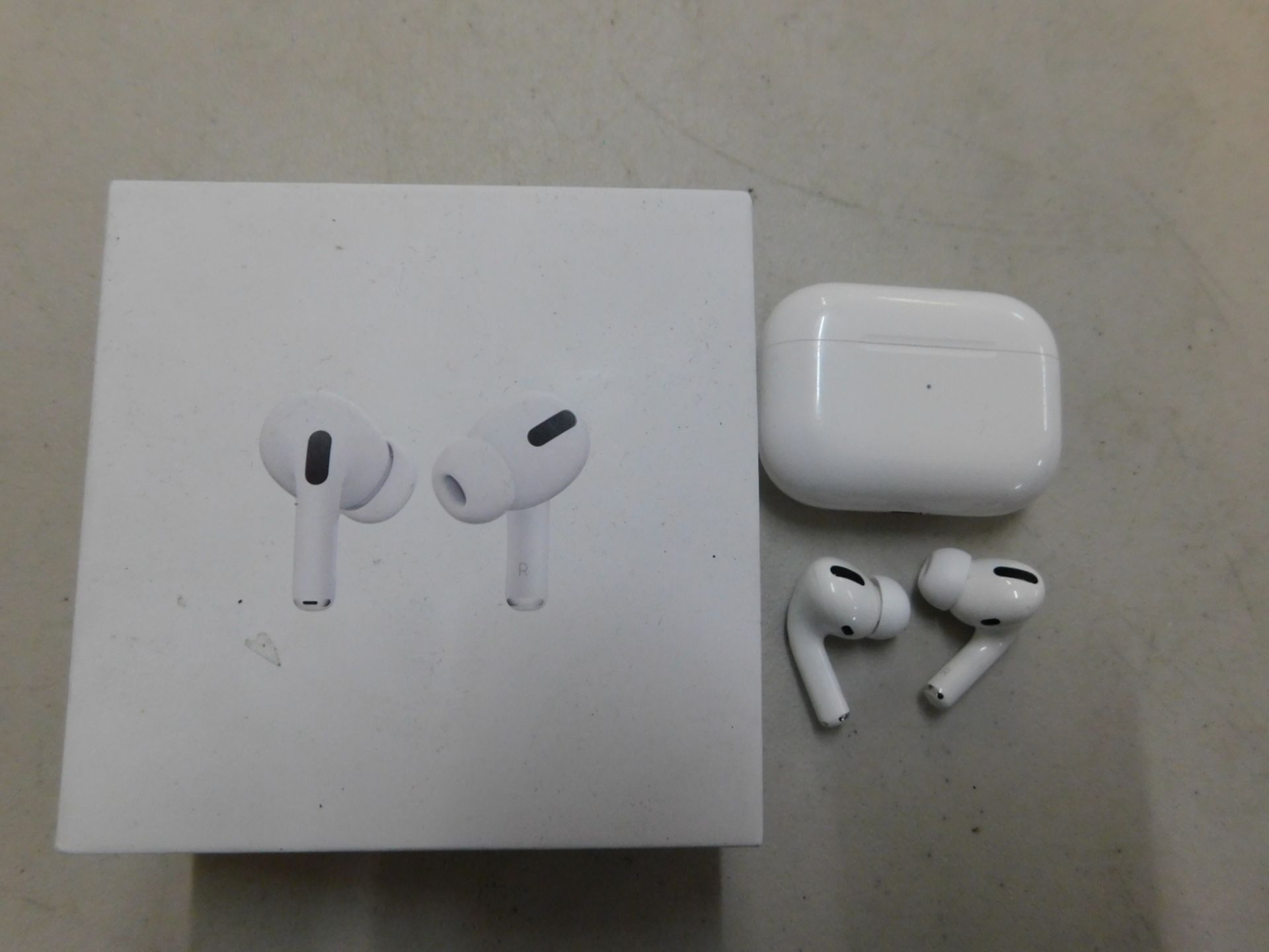 1 BOXED PAIR OF APPLE AIRPODS PRO BLUETOOTH EARPHONES WITH WIRELESS CHARGING CASE RRP Â£239.99