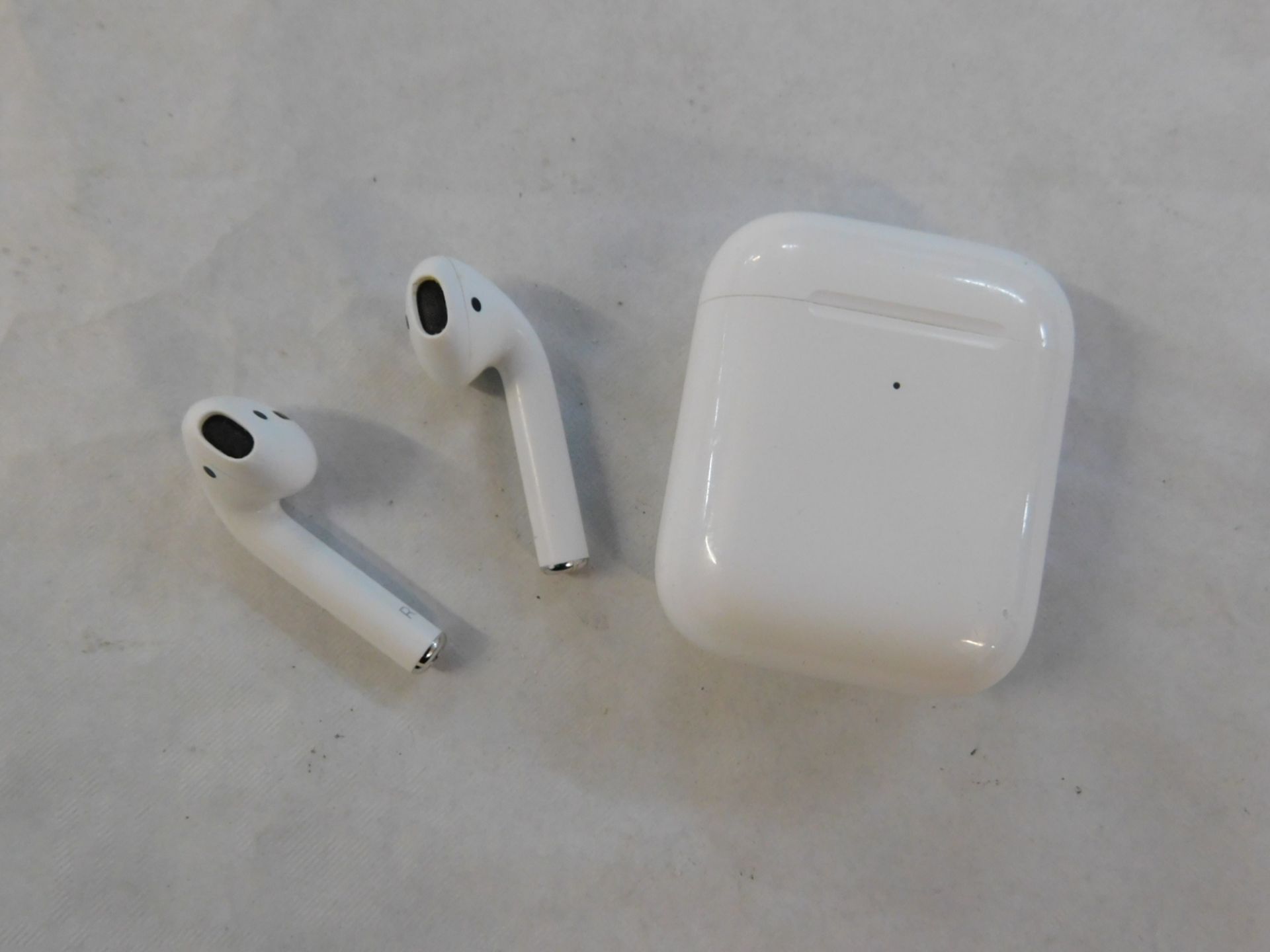 1 PAIR OF APPLE AIRPODS 2ND GENERATION BLUETOOTH EARPHONES WITH WIRLESS CHARGING CASE RRP Â£199.99