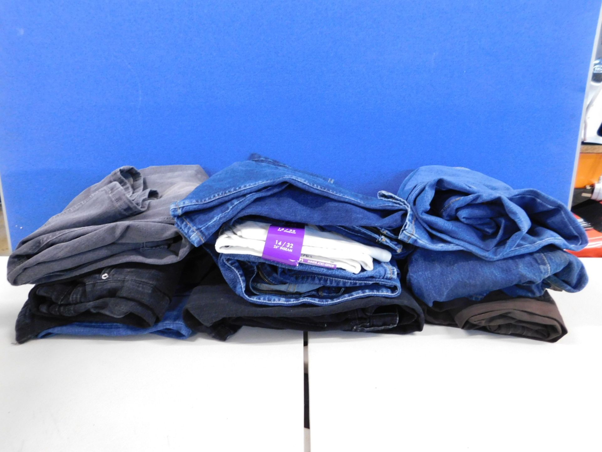 1 JOB LOT OF 10 JEANS: 5 X LEVI, 3 URBAN STAR, 1 X BANDOLINO, 1 X JESSICA SIMPSON. VARIOUS SIZES