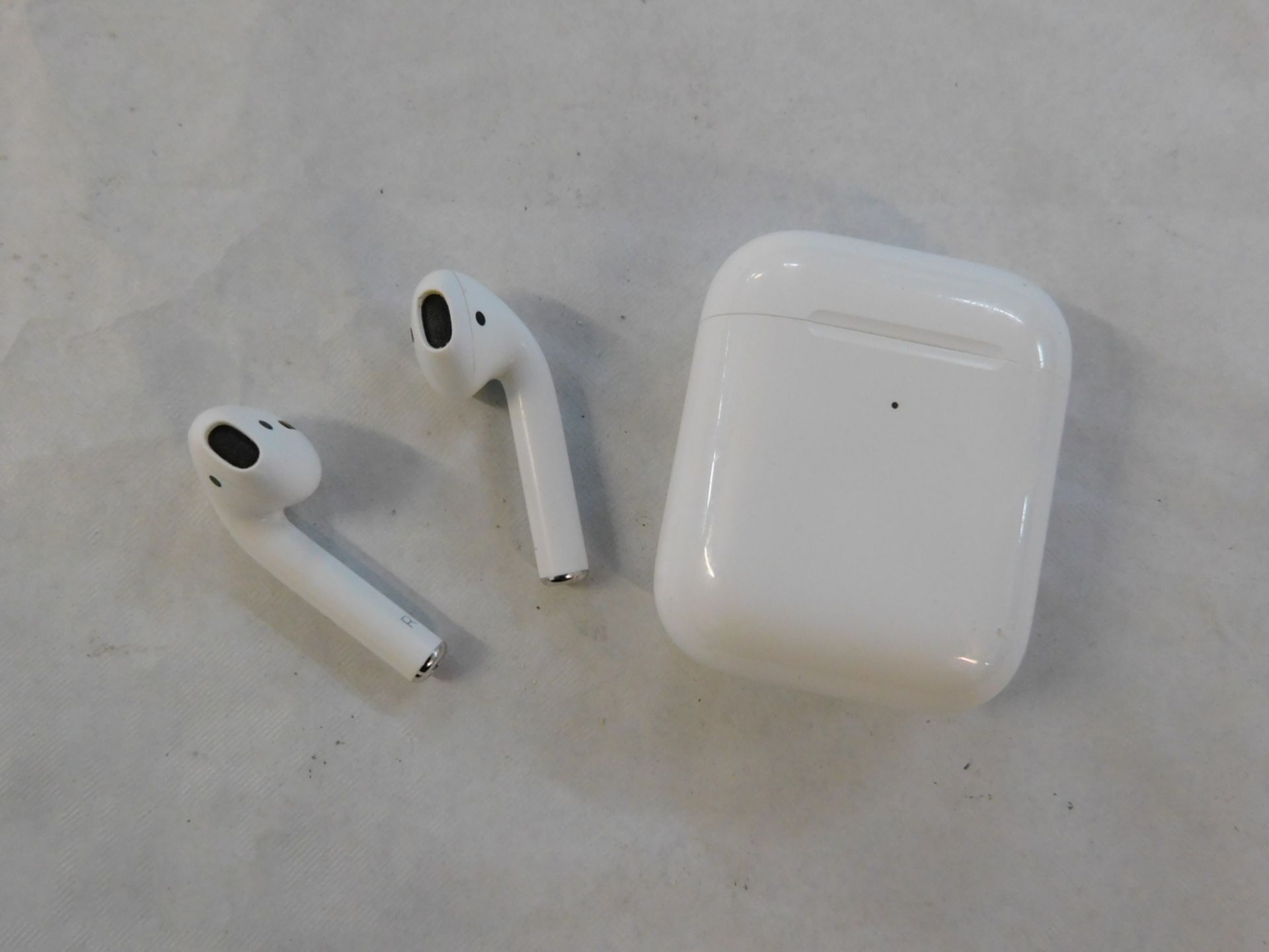 1 PAIR OF APPLE AIRPODS 2ND GENERATION BLUETOOTH EARPHONES WITH WIRLESS CHARGING CASE RRP Â£199.99