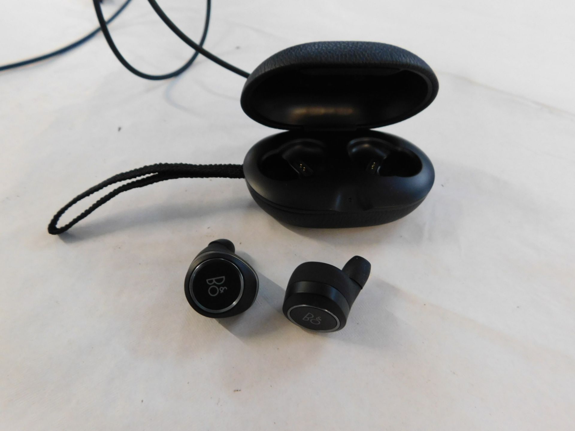 1 BANG AND OLUFSEN E8 TRUE WIRELESS BLUETOOTH EARPHONES RRP Â£299