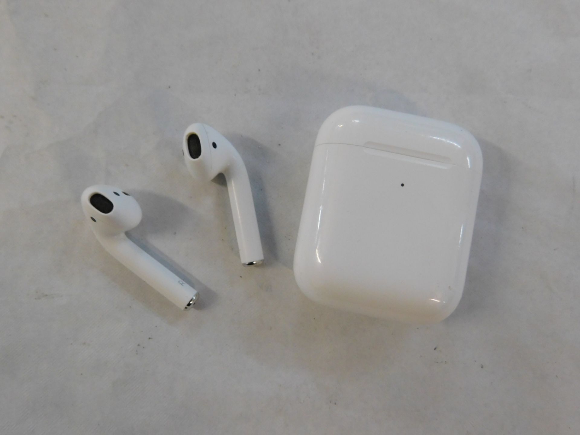1 PAIR OF APPLE AIRPODS 2ND GENERATION BLUETOOTH EARPHONES WITH WIRLESS CHARGING CASE RRP Â£199.99