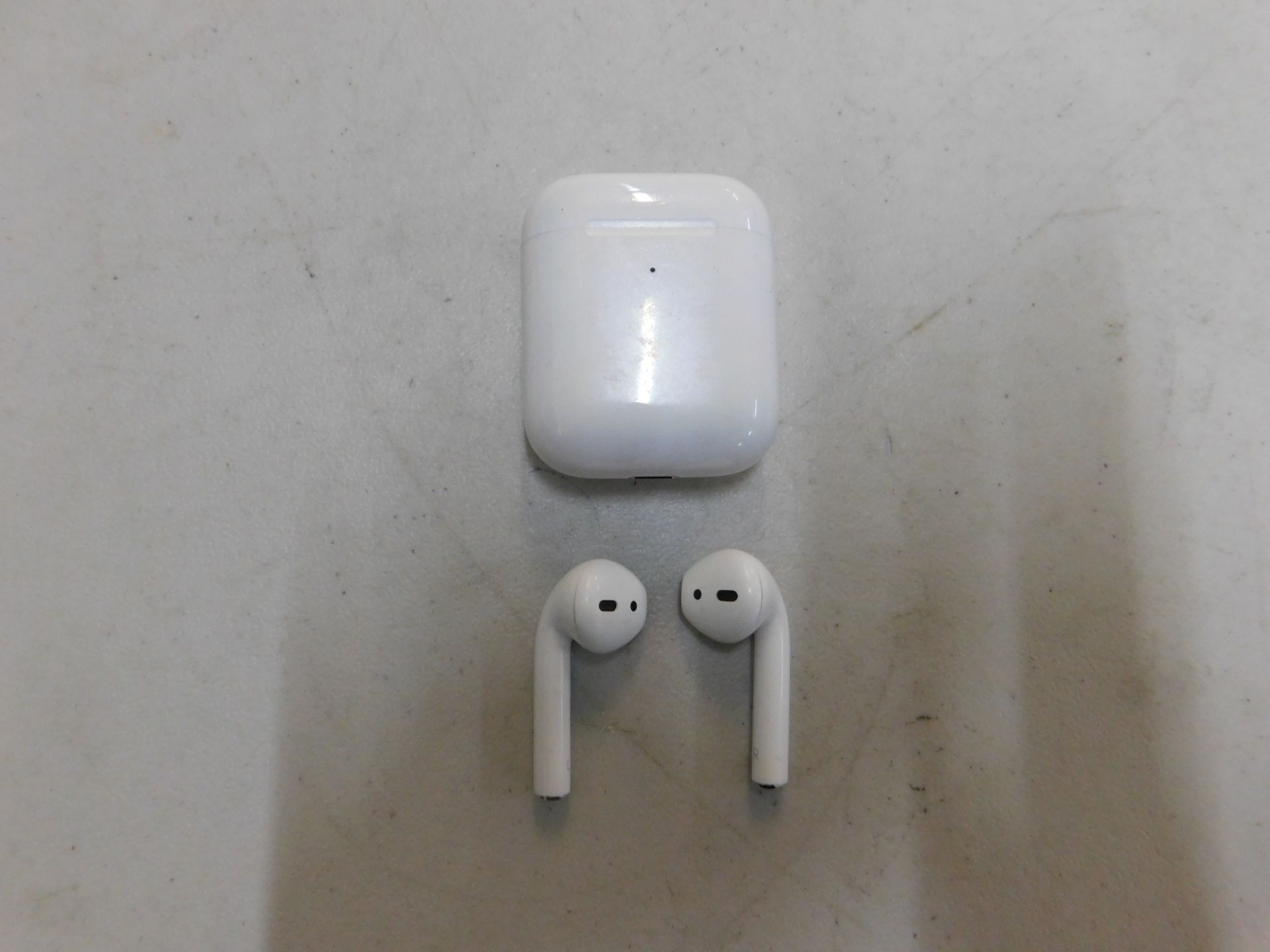 1 PAIR OF APPLE AIRPODS 2ND GENERATION BLUETOOTH EARPHONES WITH WIRLESS CHARGING CASE RRP Â£199.99