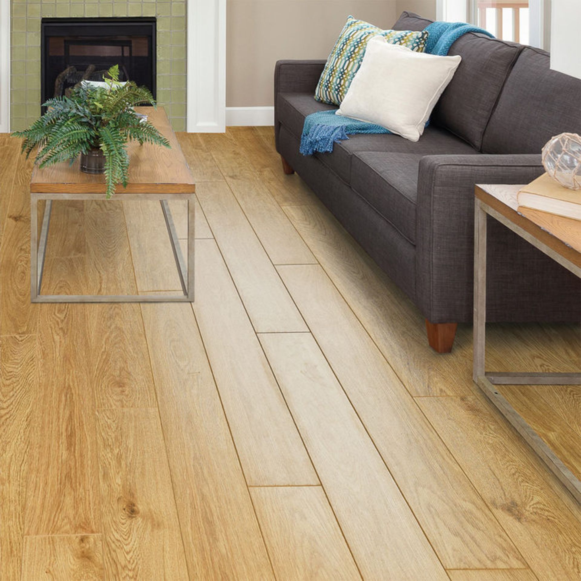 1 BOXED GOLDEN SELECT LAMINATE FLOORING IN NOTTINGHAM OAK (COVERS APPROXIMATELY 1.162m2 PER BOX) RRP