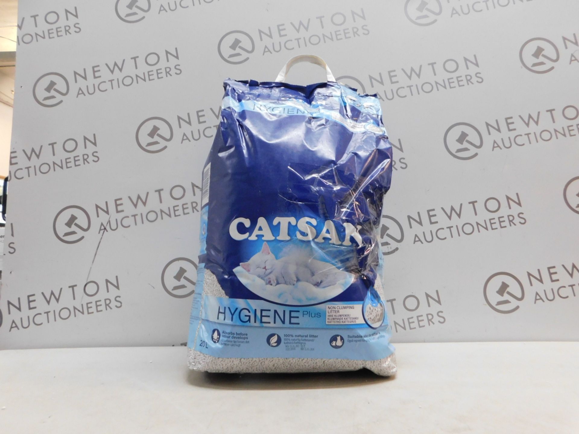 1 BAG OF CATSAN CAT LITTER RRP Â£34.99