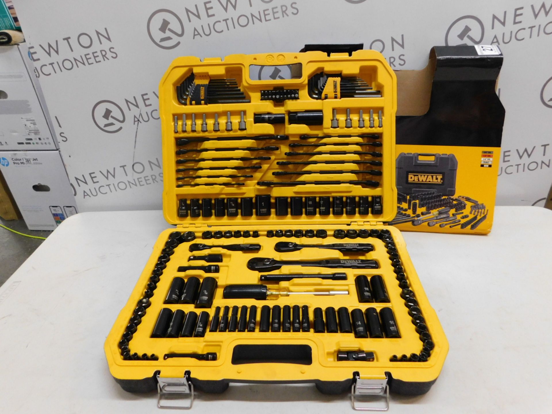 1 BOXED DEWALT 150 PIECE (APPROX) MECHANICS TOOL SET RRP Â£129.99 (LIKE NEW)