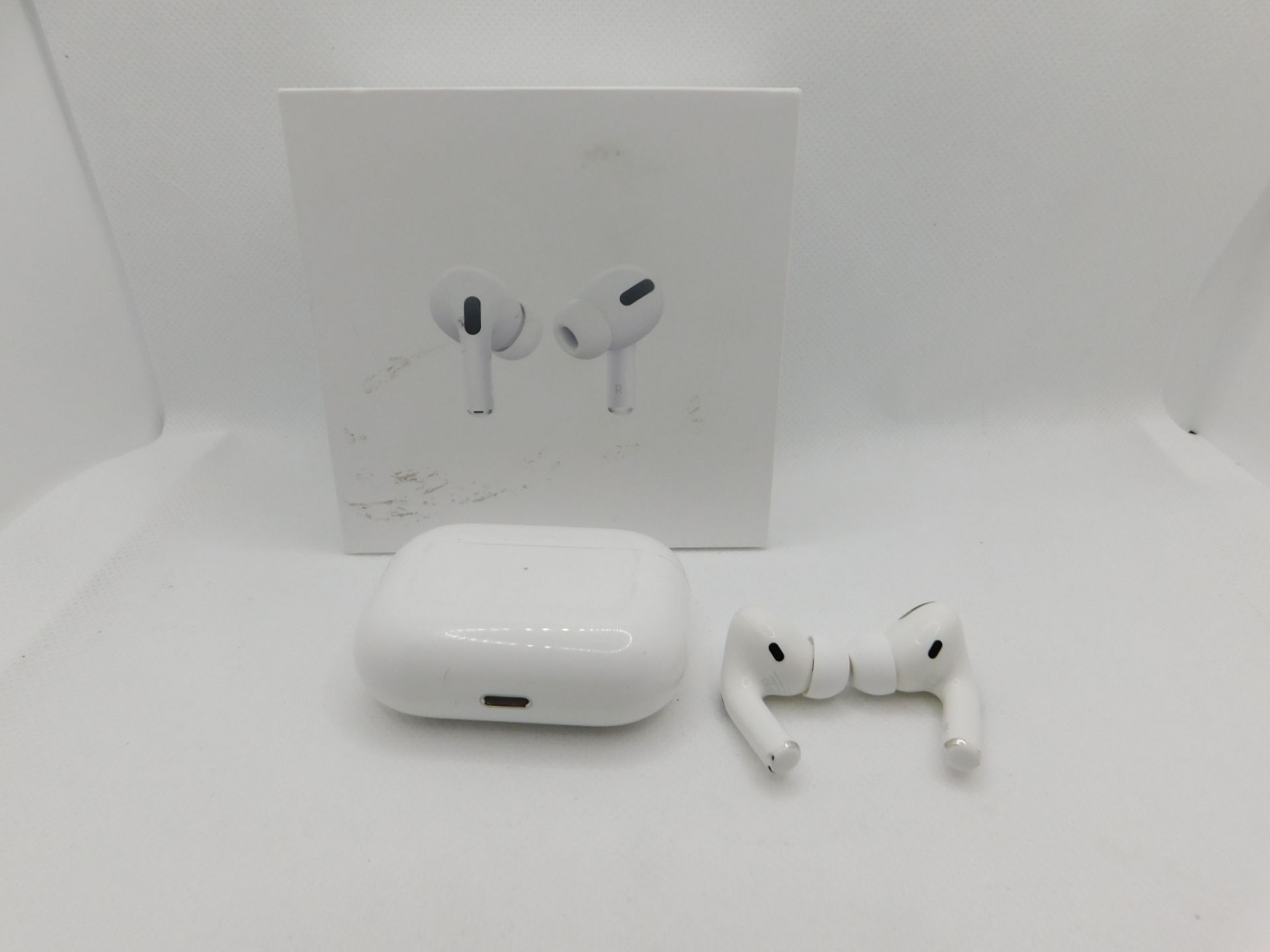 1 BOXED PAIR OF APPLE AIRPODS PRO BLUETOOTH EARPHONES WITH WIRELESS CHARGING CASE RRP Â£249.99