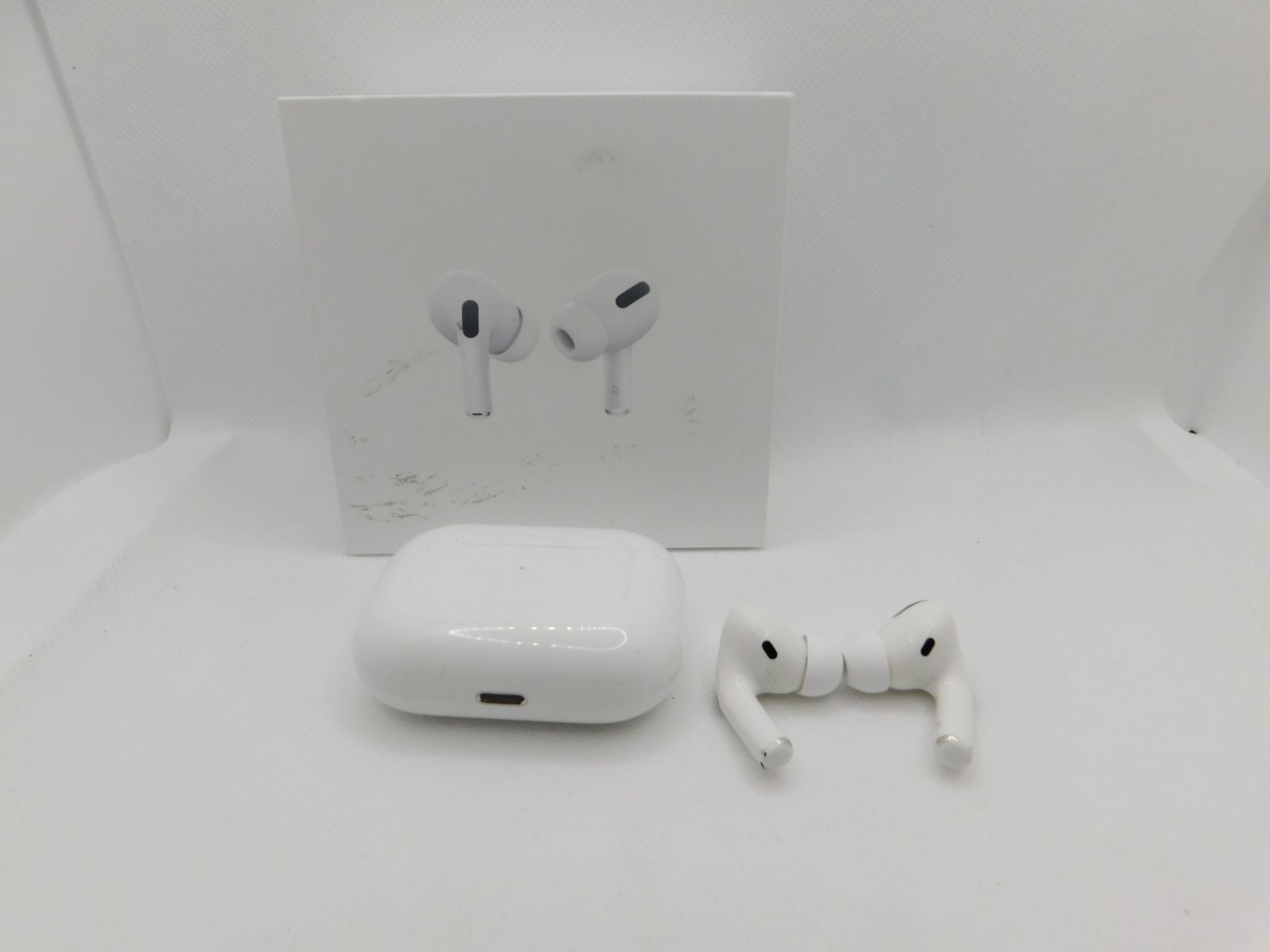 1 BOXED PAIR OF APPLE AIRPODS PRO BLUETOOTH EARPHONES WITH WIRELESS CHARGING CASE RRP Â£249.99