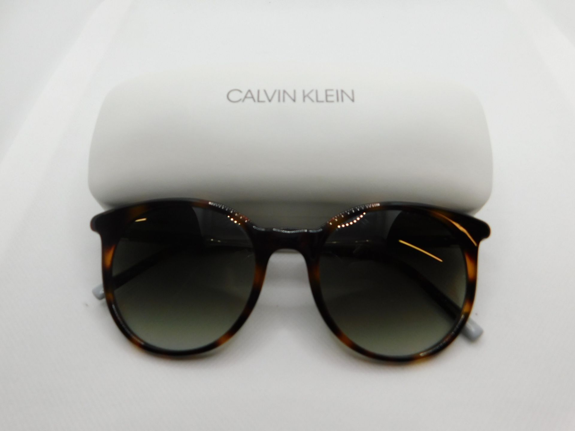1 PAIR OF CALVIN KLEIN SUNGLASSES FRAME WITH CASE MODEL CK3208S RRP Â£129.99