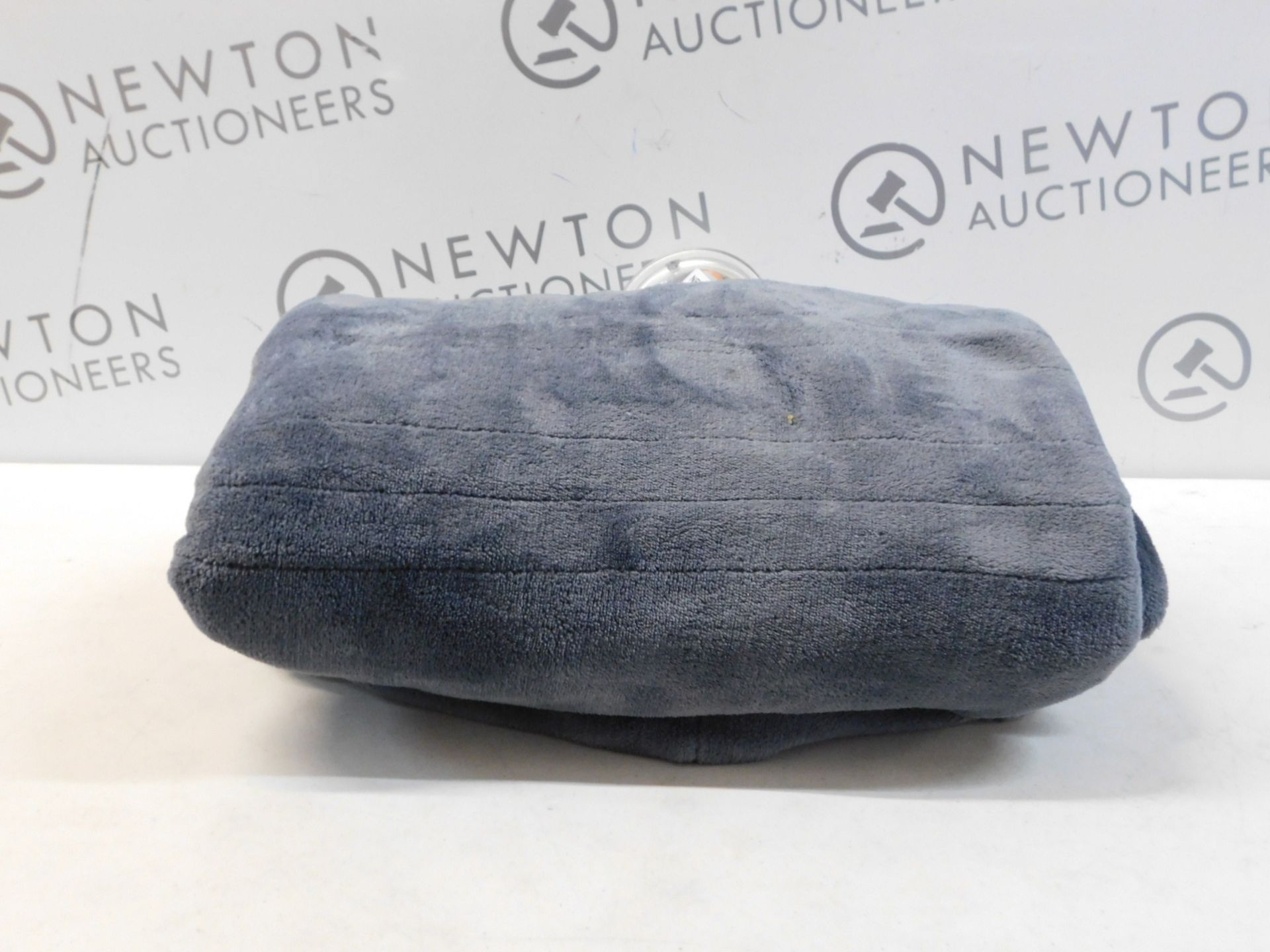 1 BROOKSTONE HEATED THROW 127 X 152 CM RRP Â£44.99