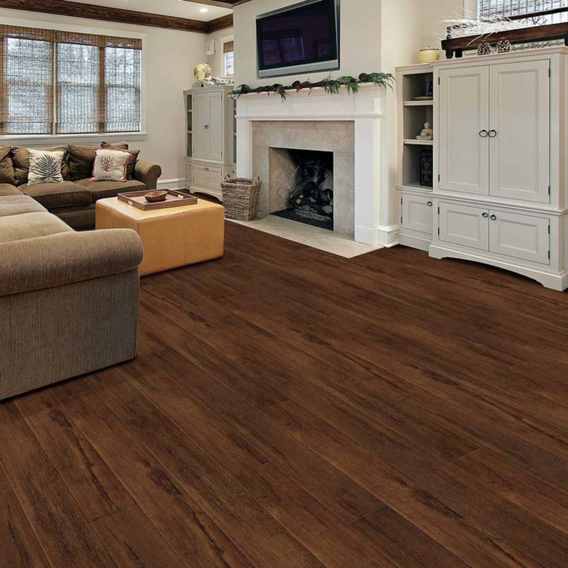 1 BOXED GOLDEN SELECT LAMINATE FLOORING IN HIGHLAND BROWN OAK (COVERS APPROXIMATELY 1.162m2 PER BOX)